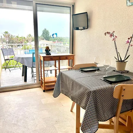 Au Balcon De La Mer, A